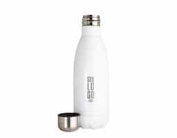 Garrafa de 650ml produzida em inox, com acabamento brilhante e tampa rosqueável para maior segurança no transporte. Modelo não térmico, ideal para uso diário, proporcionando resistência e praticidade.