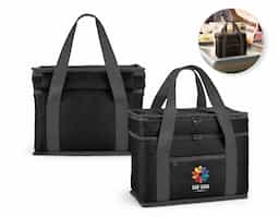 Sacola térmica confeccionada em poliéster reciclado 600D, material resistente que alia durabilidade e consciência ambiental. Possui dois compartimentos principais com isolamento em PEVA, facilitando a higienização e contribuindo para a conservação da temperatura. Conta também com bolso frontal com zíper para melhor organização. Com capacidade de até 9,5 litros, é prática para transportar alimentos e bebidas no dia a dia.