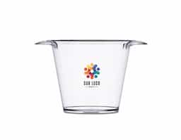Balde de gelo com capacidade para 4 litros, ideal para manter bebidas refrigeradas. Possui alças laterais para facilitar o transporte. Na versão branca, apresenta acabamento leitoso, conferindo um visual sofisticado e discreto ao produto.