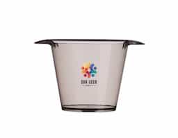 Balde de gelo com capacidade para 4 litros, ideal para manter bebidas refrigeradas. Possui alças laterais para facilitar o transporte. Na versão branca, apresenta acabamento leitoso, conferindo um visual sofisticado e discreto ao produto.