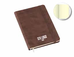 Caderneta tipo moleskine com 80 folhas sem pauta, ideal para anotações, esboços e registros do dia a dia. Compacta e prática, oferece versatilidade para diferentes usos. Um brinde corporativo funcional e elegante, perfeito para acompanhar reuniões, estudos ou momentos de inspiração.