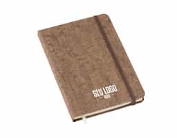 Caderneta tipo moleskine com 80 folhas sem pauta, ideal para anotações, esboços e registros do dia a dia. Compacta e prática, oferece versatilidade para diferentes usos. Um brinde corporativo funcional e elegante, perfeito para acompanhar reuniões, estudos ou momentos de inspiração.