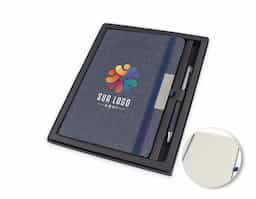 Kit composto por caderno de anotações e caneta metálica. O caderno, com capa dura, é feito de PET reciclado e contém 80 folhas pautadas, proporcionando uma opção sustentável e prática para o dia a dia. A caneta metálica completa o conjunto com elegância e funcionalidade.