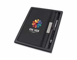 Kit composto por caderno de anotações e caneta metálica. O caderno, com capa dura, é feito de PET reciclado e contém 80 folhas pautadas, proporcionando uma opção sustentável e prática para o dia a dia. A caneta metálica completa o conjunto com elegância e funcionalidade.