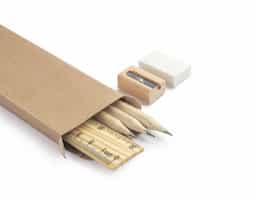 Kit Escritório sustentável, composto por 3 lápis de bambu reciclado, 1 apontador de bambu reciclado, 1 régua de bambu reciclado de 15 cm e 1 borracha. Ideal para quem busca praticidade e respeito ao meio ambiente no dia a dia.