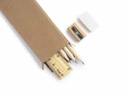 Kit Escritório sustentável, composto por 3 lápis de bambu reciclado, 1 apontador de bambu reciclado, 1 régua de bambu reciclado de 15 cm e 1 borracha. Ideal para quem busca praticidade e respeito ao meio ambiente no dia a dia.
