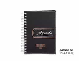 Agenda diária 2025 em couro sintético com wire-o, prática e elegante. Contém "bolso" plástico, página para dados pessoais, calendário de 2024 a 2026, mapas do Brasil e global, índice telefônico e planejamento. Ideal para quem busca organização e estilo no dia a dia.
