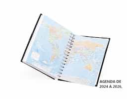 Agenda diária 2025 em couro sintético com wire-o, prática e elegante. Contém "bolso" plástico, página para dados pessoais, calendário de 2024 a 2026, mapas do Brasil e global, índice telefônico e planejamento. Ideal para quem busca organização e estilo no dia a dia.