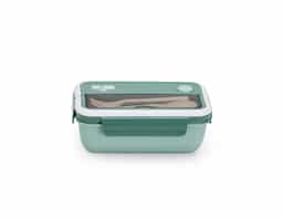 Marmita hermética de 1 litro com divisórias e 3 talheres, feita em PP atóxico e livre de BPA, garantindo segurança no armazenamento dos alimentos. A tampa conta com travas de segurança, silicone com respiro e alças para transporte fácil. Os talheres ficam guardados em compartimento separado com tampa transparente. As divisórias mantêm os alimentos separados, preservando o sabor de cada um. Ideal para refeições práticas e saudáveis.