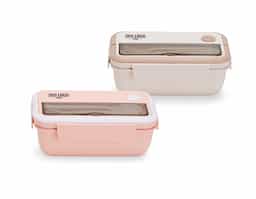 Marmita hermética de 1 litro com divisórias e 3 talheres, feita em PP atóxico e livre de BPA, garantindo segurança no armazenamento dos alimentos. A tampa conta com travas de segurança, silicone com respiro e alças para transporte fácil. Os talheres ficam guardados em compartimento separado com tampa transparente. As divisórias mantêm os alimentos separados, preservando o sabor de cada um. Ideal para refeições práticas e saudáveis.