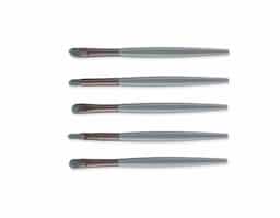 Tenha uma maquiagem incrível com este mini kit de pincéis, ideal para precisão e acabamento perfeito. Com cerdas macias, cabos plásticos ergonômicos e estojo de alumínio, oferece elegância, conforto e resultados impecáveis para iniciantes e profissionais. Inclui um pincel língua de gato, perfeito para bases líquidas ou cremosas; um pincel chanfrado, ideal para delinear olhos e sobrancelhas; um pincel côncavo, indispensável para esfumar sombras; um pincel para aplicar sombras de forma uniforme; e um pincel de precisão reto pequeno, adequado para aplicar sombras ou fazer detalhes mais marcantes, como iluminar a linha abaixo das sobrancelhas.