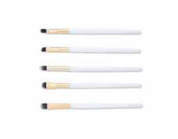 Tenha uma maquiagem perfeita com este kit essencial de pincéis, ideal para precisão e acabamento. Com estojo plástico, cerdas macias e cabos plásticos ergonômicos, oferece elegância, conforto e resultados impecáveis para iniciantes e profissionais. Inclui um pincel língua de gato, perfeito para bases líquidas ou cremosas; um chanfrado, ideal para delinear olhos e sobrancelhas; um côncavo, indispensável para esfumar sombras; um pincel para aplicar sombras de forma uniforme; e um para corretivo, perfeito para cobrir imperfeições e iluminar pontos estratégicos.