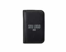 Kit Manicure 10 peças em estojo de couro sintético, perfeito para embelezar e cuidar das unhas, podendo ser usado em casa ou em salões de beleza. Com três cortadores de unha, tesoura, lixa, pinça, empurrador de cutícula, removedor de cutícula, palito de unha e espátula para ouvido, este kit oferece tudo o que precisa para manter as unhas e cuidados sempre em dia.