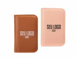 Kit Manicure 10 peças em estojo de couro sintético, perfeito para embelezar e cuidar das unhas, podendo ser usado em casa ou em salões de beleza. Com três cortadores de unha, tesoura, lixa, pinça, empurrador de cutícula, removedor de cutícula, palito de unha e espátula para ouvido, este kit oferece tudo o que precisa para manter as unhas e cuidados sempre em dia.