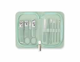 Kit Manicure 10 peças em estojo de couro sintético, perfeito para embelezar e cuidar das unhas, podendo ser usado em casa ou em salões de beleza. Com três cortadores de unha, tesoura, lixa, pinça, empurrador de cutícula, removedor de cutícula, palito de unha e espátula para ouvido, este kit oferece tudo o que precisa para manter as unhas e cuidados sempre em dia.