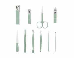 Kit Manicure 10 peças em estojo de couro sintético, perfeito para embelezar e cuidar das unhas, podendo ser usado em casa ou em salões de beleza. Com três cortadores de unha, tesoura, lixa, pinça, empurrador de cutícula, removedor de cutícula, palito de unha e espátula para ouvido, este kit oferece tudo o que precisa para manter as unhas e cuidados sempre em dia.