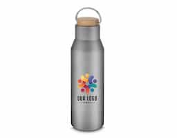 A garrafa térmica de 600ml é a escolha ideal para quem busca praticidade e eficiência no dia a dia. Produzida em aço inox com parede dupla isolada a vácuo, ela é excelente para manter a temperatura da bebida, seja quente ou fria, por mais tempo. E ainda conta com um design moderno, pintura fosca, tampa com revestimento em fibra de bambu e alça flexível de metal. É mais do que uma garrafa térmica, é uma companheira para todas as horas!