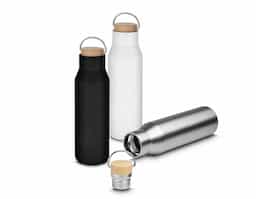 A garrafa térmica de 600ml é a escolha ideal para quem busca praticidade e eficiência no dia a dia. Produzida em aço inox com parede dupla isolada a vácuo, ela é excelente para manter a temperatura da bebida, seja quente ou fria, por mais tempo. E ainda conta com um design moderno, pintura fosca, tampa com revestimento em fibra de bambu e alça flexível de metal. É mais do que uma garrafa térmica, é uma companheira para todas as horas!