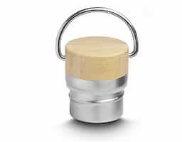 A garrafa térmica de 600ml é a escolha ideal para quem busca praticidade e eficiência no dia a dia. Produzida em aço inox com parede dupla isolada a vácuo, ela é excelente para manter a temperatura da bebida, seja quente ou fria, por mais tempo. E ainda conta com um design moderno, pintura fosca, tampa com revestimento em fibra de bambu e alça flexível de metal. É mais do que uma garrafa térmica, é uma companheira para todas as horas!