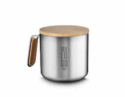 caneca térmica de parede dupla em inox tem capacidade para 330ml, mantendo a temperatura das bebidas por mais tempo. Ela conta com uma alça lateral detalhada e tampa de bambu, que adiciona um toque de naturalidade e elegância. Ideal para quem busca praticidade e estilo no dia a dia.