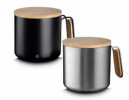 caneca térmica de parede dupla em inox tem capacidade para 330ml, mantendo a temperatura das bebidas por mais tempo. Ela conta com uma alça lateral detalhada e tampa de bambu, que adiciona um toque de naturalidade e elegância. Ideal para quem busca praticidade e estilo no dia a dia.