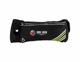 Torne suas caminhadas ainda mais práticas com esta pochete funcional! Fabricada em neoprene e resistente à água, ela é perfeita para qualquer aventura. Possui um bolso principal espaçoso, ideal para celulares, com uma divisória interna que protege a tela de riscos e organiza outros itens. Na parte externa, conta com um compartimento exclusivo para garrafinhas de água ou isotônicos e um bolso menor, ideal para chaves, documentos ou pequenos objetos como pastilhas. Leve e discreta, essa pochete ainda oferece saída para fones de ouvido e faixas refletivas, garantindo mais segurança durante corridas noturnas.
