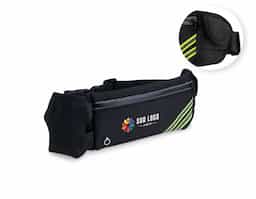 Torne suas caminhadas ainda mais práticas com esta pochete funcional! Fabricada em neoprene e resistente à água, ela é perfeita para qualquer aventura. Possui um bolso principal espaçoso, ideal para celulares, com uma divisória interna que protege a tela de riscos e organiza outros itens. Na parte externa, conta com um compartimento exclusivo para garrafinhas de água ou isotônicos e um bolso menor, ideal para chaves, documentos ou pequenos objetos como pastilhas. Leve e discreta, essa pochete ainda oferece saída para fones de ouvido e faixas refletivas, garantindo mais segurança durante corridas noturnas.