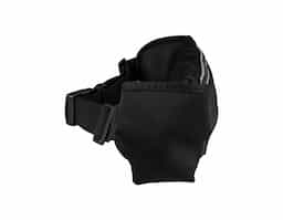 Torne suas caminhadas ainda mais práticas com esta pochete funcional! Fabricada em neoprene e resistente à água, ela é perfeita para qualquer aventura. Possui um bolso principal espaçoso, ideal para celulares, com uma divisória interna que protege a tela de riscos e organiza outros itens. Na parte externa, conta com um compartimento exclusivo para garrafinhas de água ou isotônicos e um bolso menor, ideal para chaves, documentos ou pequenos objetos como pastilhas. Leve e discreta, essa pochete ainda oferece saída para fones de ouvido e faixas refletivas, garantindo mais segurança durante corridas noturnas.