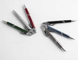 Elegante e funcional, esta caneta metálica é a combinação perfeita de sofisticação e praticidade para o dia a dia. Com acionamento por clique, oferece uma escrita suave e precisa graças à sua carga esferográfica azul de 1.0mm.