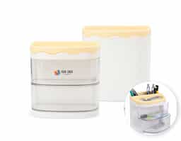 Deixe o espaço da mesa de estudo ou trabalho mais organizado, bonito e prático! Feito em plástico e acrílico, o organizador combina funcionalidade e um toque de beleza. Conta com 2 compartimentos versáteis para lápis, pincéis de maquiagem, canetinhas coloridas ou o que mais desejar, além de um espaço raso para itens como borracha e outros acessórios. Também possui 2 gavetas para objetos diversos, como cola, clipes, mini grampeadores e muito mais. Com este organizador de mesa, é possível usar a criatividade para organizar e decorar.