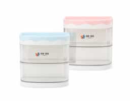 Deixe o espaço da mesa de estudo ou trabalho mais organizado, bonito e prático! Feito em plástico e acrílico, o organizador combina funcionalidade e um toque de beleza. Conta com 2 compartimentos versáteis para lápis, pincéis de maquiagem, canetinhas coloridas ou o que mais desejar, além de um espaço raso para itens como borracha e outros acessórios. Também possui 2 gavetas para objetos diversos, como cola, clipes, mini grampeadores e muito mais. Com este organizador de mesa, é possível usar a criatividade para organizar e decorar.