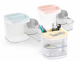 Deixe o espaço da mesa de estudo ou trabalho mais organizado, bonito e prático! Feito em plástico e acrílico, o organizador combina funcionalidade e um toque de beleza. Conta com 2 compartimentos versáteis para lápis, pincéis de maquiagem, canetinhas coloridas ou o que mais desejar, além de um espaço raso para itens como borracha e outros acessórios. Também possui 2 gavetas para objetos diversos, como cola, clipes, mini grampeadores e muito mais. Com este organizador de mesa, é possível usar a criatividade para organizar e decorar.