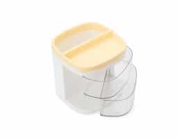 Deixe o espaço da mesa de estudo ou trabalho mais organizado, bonito e prático! Feito em plástico e acrílico, o organizador combina funcionalidade e um toque de beleza. Conta com 2 compartimentos versáteis para lápis, pincéis de maquiagem, canetinhas coloridas ou o que mais desejar, além de um espaço raso para itens como borracha e outros acessórios. Também possui 2 gavetas para objetos diversos, como cola, clipes, mini grampeadores e muito mais. Com este organizador de mesa, é possível usar a criatividade para organizar e decorar.