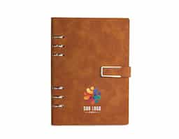 Organize todas as anotações de forma prática com o nosso caderno fichário em PU. Com um design super elegante, ele tem capa dura no formato A5 e um fechamento de fivela imantado que protege as 119 folhas em papel marfim. Os seis anéis permitem retirar e reorganizar as folhas sempre que precisarem, deixando tudo do seu jeito. E para completar, a primeira folha traz um espaço especial para dados pessoais. Esse caderno fichário é a escolha perfeita para manter tudo organizado e com muita sofisticação.
