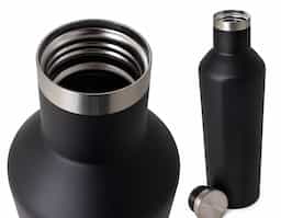 Descubra a garrafa térmica de 520ml que combina funcionalidade e estilo. Fabricada em aço inoxidável de alta qualidade, ela conta com parede dupla que mantém sua bebida quente por horas durante a manhã ou gelada para o refresco da tarde, ideal para quem está sempre em movimento ou curtindo atividades ao ar livre. A tampa rosqueável em inox oferece um fechamento seguro e prático.