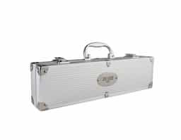 Prepare churrascos deliciosos com nosso kit de três peças, ideal para quem busca qualidade e precisão no preparo de carnes e outros alimentos. O conjunto inclui uma pinça, um garfo e uma faca de sete polegadas, acompanhados de uma elegante maleta de alumínio com plaquinha para personalização, garantindo mais exclusividade e organização.