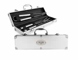 Prepare churrascos deliciosos com nosso kit de três peças, ideal para quem busca qualidade e precisão no preparo de carnes e outros alimentos. O conjunto inclui uma pinça, um garfo e uma faca de sete polegadas, acompanhados de uma elegante maleta de alumínio com plaquinha para personalização, garantindo mais exclusividade e organização.