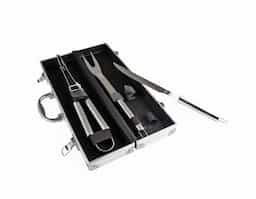 Prepare churrascos deliciosos com nosso kit de três peças, ideal para quem busca qualidade e precisão no preparo de carnes e outros alimentos. O conjunto inclui uma pinça, um garfo e uma faca de sete polegadas, acompanhados de uma elegante maleta de alumínio com plaquinha para personalização, garantindo mais exclusividade e organização.