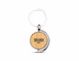 Este chaveiro de metal no formato circular com função giratória combina resistência e elegância, com frente em detalhe de bambu que acrescenta um toque natural ao design. O verso liso completa o acabamento moderno, tornando-o prático e estiloso para organizar as chaves no dia a dia.