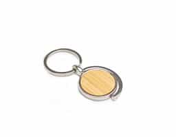 Este chaveiro de metal no formato circular com função giratória combina resistência e elegância, com frente em detalhe de bambu que acrescenta um toque natural ao design. O verso liso completa o acabamento moderno, tornando-o prático e estiloso para organizar as chaves no dia a dia.