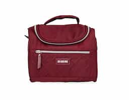 Aliada para manter os alimentos frescos e saudáveis por mais tempo! Mais do que uma Bolsa térmica 9 litros, possui um design moderno que lembra uma bolsa casual, trazendo praticidade e estilo para o dia a dia. Produzida em poliéster com detalhes em couro sintético, ela conta com dois compartimentos com revestimento interno em PEVA atóxico: um frontal, ideal para utensílios, guardanapos ou pequenos itens, e o principal, perfeito para marmitas, lanches, sucos e muito mais! Além disso, possui duas alças, uma de mão e outra de ombro, ajustáveis, garantindo conforto e versatilidade ao carregar. Os detalhes no zíper e a etiqueta em couro sintético dão um toque sofisticado e criam um espaço ideal para destacar a marca dos seus clientes.