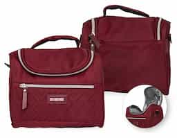Aliada para manter os alimentos frescos e saudáveis por mais tempo! Mais do que uma Bolsa térmica 9 litros, possui um design moderno que lembra uma bolsa casual, trazendo praticidade e estilo para o dia a dia. Produzida em poliéster com detalhes em couro sintético, ela conta com dois compartimentos com revestimento interno em PEVA atóxico: um frontal, ideal para utensílios, guardanapos ou pequenos itens, e o principal, perfeito para marmitas, lanches, sucos e muito mais! Além disso, possui duas alças, uma de mão e outra de ombro, ajustáveis, garantindo conforto e versatilidade ao carregar. Os detalhes no zíper e a etiqueta em couro sintético dão um toque sofisticado e criam um espaço ideal para destacar a marca dos seus clientes.