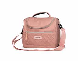 Aliada para manter os alimentos frescos e saudáveis por mais tempo! Mais do que uma Bolsa térmica 9 litros, possui um design moderno que lembra uma bolsa casual, trazendo praticidade e estilo para o dia a dia. Produzida em poliéster com detalhes em couro sintético, ela conta com dois compartimentos com revestimento interno em PEVA atóxico: um frontal, ideal para utensílios, guardanapos ou pequenos itens, e o principal, perfeito para marmitas, lanches, sucos e muito mais! Além disso, possui duas alças, uma de mão e outra de ombro, ajustáveis, garantindo conforto e versatilidade ao carregar. Os detalhes no zíper e a etiqueta em couro sintético dão um toque sofisticado e criam um espaço ideal para destacar a marca dos seus clientes.