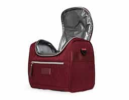 Aliada para manter os alimentos frescos e saudáveis por mais tempo! Mais do que uma Bolsa térmica 9 litros, possui um design moderno que lembra uma bolsa casual, trazendo praticidade e estilo para o dia a dia. Produzida em poliéster com detalhes em couro sintético, ela conta com dois compartimentos com revestimento interno em PEVA atóxico: um frontal, ideal para utensílios, guardanapos ou pequenos itens, e o principal, perfeito para marmitas, lanches, sucos e muito mais! Além disso, possui duas alças, uma de mão e outra de ombro, ajustáveis, garantindo conforto e versatilidade ao carregar. Os detalhes no zíper e a etiqueta em couro sintético dão um toque sofisticado e criam um espaço ideal para destacar a marca dos seus clientes.