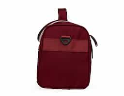 Aliada para manter os alimentos frescos e saudáveis por mais tempo! Mais do que uma Bolsa térmica 9 litros, possui um design moderno que lembra uma bolsa casual, trazendo praticidade e estilo para o dia a dia. Produzida em poliéster com detalhes em couro sintético, ela conta com dois compartimentos com revestimento interno em PEVA atóxico: um frontal, ideal para utensílios, guardanapos ou pequenos itens, e o principal, perfeito para marmitas, lanches, sucos e muito mais! Além disso, possui duas alças, uma de mão e outra de ombro, ajustáveis, garantindo conforto e versatilidade ao carregar. Os detalhes no zíper e a etiqueta em couro sintético dão um toque sofisticado e criam um espaço ideal para destacar a marca dos seus clientes.