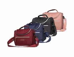 Aliada para manter os alimentos frescos e saudáveis por mais tempo! Mais do que uma Bolsa térmica 9 litros, possui um design moderno que lembra uma bolsa casual, trazendo praticidade e estilo para o dia a dia. Produzida em poliéster com detalhes em couro sintético, ela conta com dois compartimentos com revestimento interno em PEVA atóxico: um frontal, ideal para utensílios, guardanapos ou pequenos itens, e o principal, perfeito para marmitas, lanches, sucos e muito mais! Além disso, possui duas alças, uma de mão e outra de ombro, ajustáveis, garantindo conforto e versatilidade ao carregar. Os detalhes no zíper e a etiqueta em couro sintético dão um toque sofisticado e criam um espaço ideal para destacar a marca dos seus clientes.