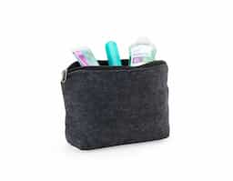 Praticidade e elegância definem nossa nécessaire de feltro, ideal para organizar itens essenciais com charme e funcionalidade. Versátil, pode ser utilizada também como bolsinha, adaptando-se a diferentes ocasiões. Confeccionada em feltro, possui abertura em zíper que garante segurança e facilidade no uso diário. Uma excelente opção de brinde corporativo moderno, útil e com ótimo potencial de personalização.