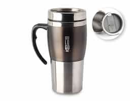 Uma caneca para estar com você o dia todo! Seja para um suco geladinho, uma vitamina nutritiva ou até aquele drink especial. Com 450ml de capacidade, tem um design moderno e uma alça ergonômica super confortável, combinando inox com detalhe em acrílico. A tampa rosqueável possui um compartimento deslizante que facilita na hora de beber. E para completar, a base antiderrapante garante mais estabilidade ao apoiar na mesa. Essa caneca é tudo o que você precisa para aproveitar cada momento com sua bebida predileta!