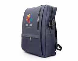 Nossa mochila antifurto de de 23 litros, feita em couro sintético com tecido resistente à água, é funcional e adaptada às necessidades modernas. Projetada para oferecer o máximo de comodidade e segurança, ela conta com três compartimentos, sendo o principal protegido com cadeado de segredo com trava dos zíperes, proporcionando maior proteção contra furtos e acesso indesejado. Além disso, conta com dois bolsos laterais, entrada USB para carregar dispositivos e, na parte interna, um espaço exclusivo para notebook de até 15,6.  Ideal para quem busca uma aliada que combine segurança e tecnologia ao mesmo tempo.