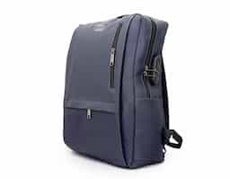 Nossa mochila antifurto de de 23 litros, feita em couro sintético com tecido resistente à água, é funcional e adaptada às necessidades modernas. Projetada para oferecer o máximo de comodidade e segurança, ela conta com três compartimentos, sendo o principal protegido com cadeado de segredo com trava dos zíperes, proporcionando maior proteção contra furtos e acesso indesejado. Além disso, conta com dois bolsos laterais, entrada USB para carregar dispositivos e, na parte interna, um espaço exclusivo para notebook de até 15,6.  Ideal para quem busca uma aliada que combine segurança e tecnologia ao mesmo tempo.
